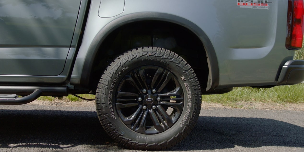 Roda preta e pneu All-Terrain da Chevrolet S10 Trail Boss em detalhe.
