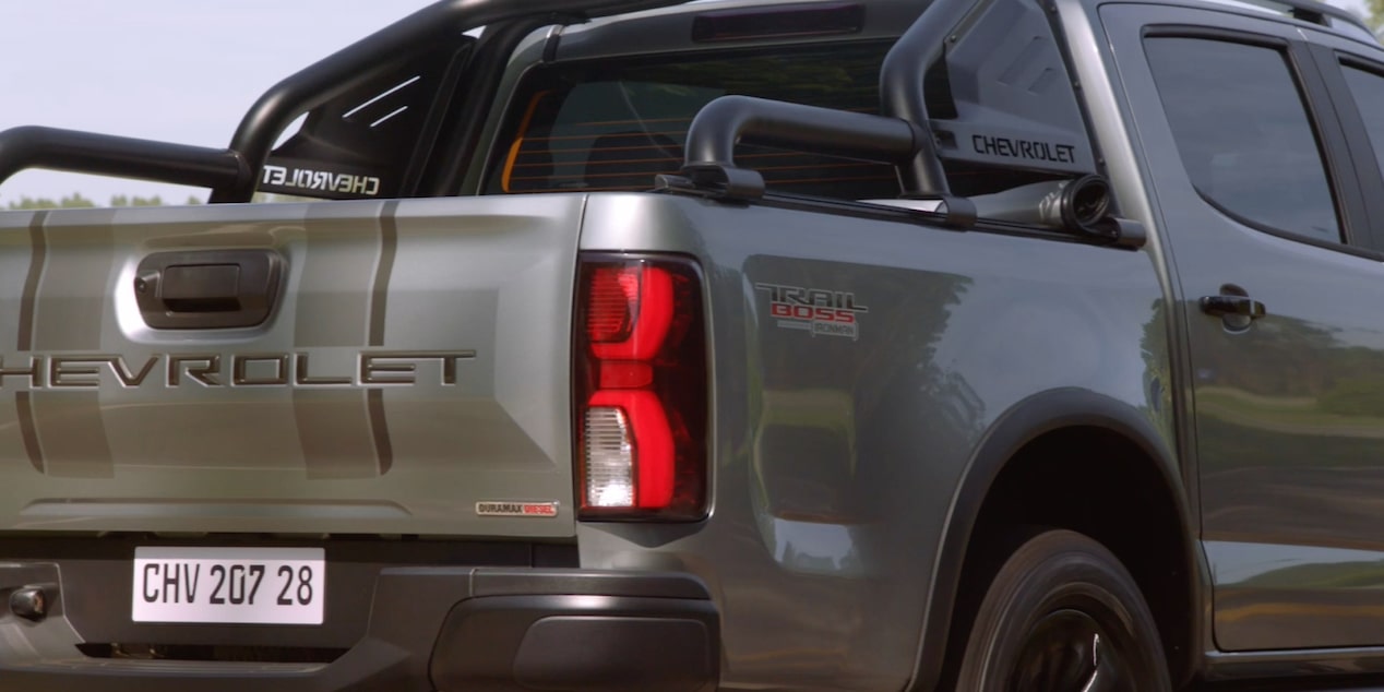 Destaque para a traseira da Chevrolet S10 Trail Boss com foco nos detalhes exclusivos como a lanterna traseira.