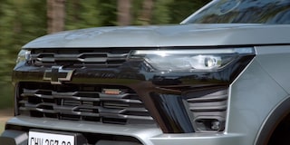 Grade frontal da Chevrolet S10 Trail Boss. Destaque para os faróis e logo da Chevrolet.
