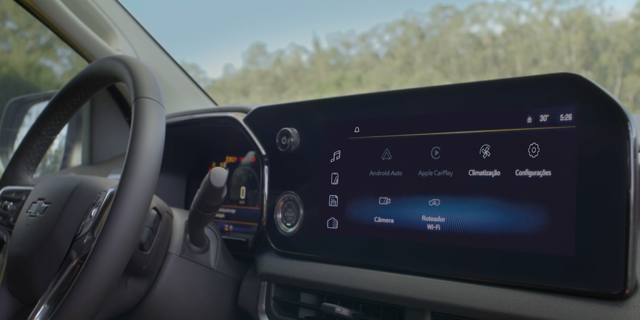 Painel digital da Chevrolet S10 Trailboss com central multimídia e funções como Android Auto e Apple CarPlay.