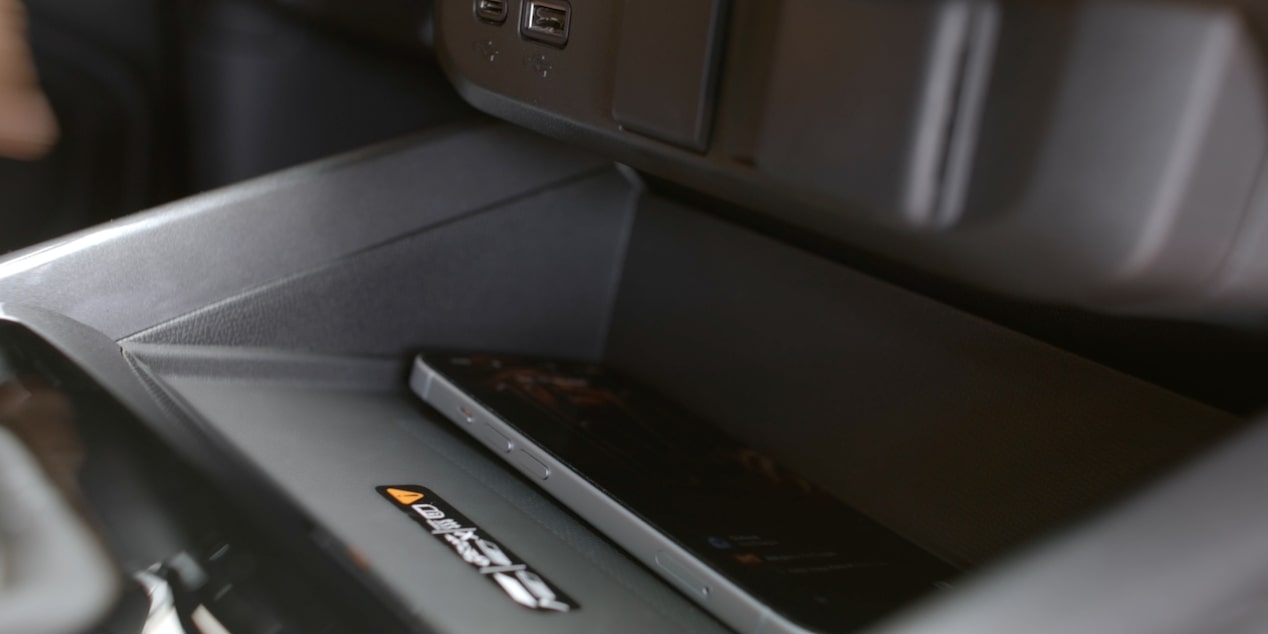 Espaço interno da Chevrolet S10 Trailboss com compartimento dedicado para guardar o celular com segurança.