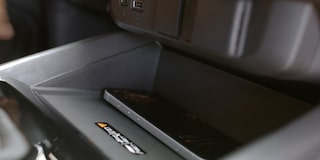 Espaço interno da Chevrolet S10 Trailboss com compartimento dedicado para guardar o celular com segurança.