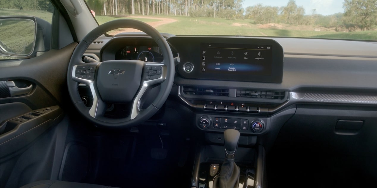 Interior da Chevrolet S10 Trailboss com foco no volante, painel digital e central multimídia integrada.