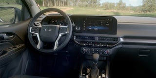 Interior da Chevrolet S10 Trailboss com foco no volante, painel digital e central multimídia integrada.
