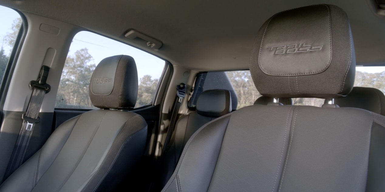 Foto interna da Chevrolet S10 Trail Boss com foco nos bancos do motorista e passageiro.