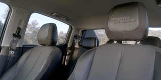 Foto interna da Chevrolet S10 Trail Boss com foco nos bancos do motorista e passageiro.