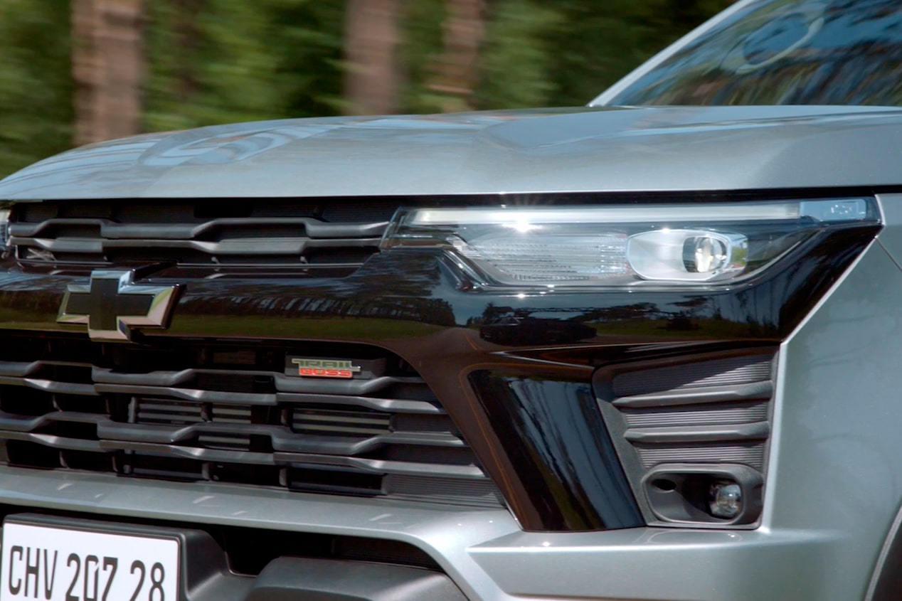 Grade frontal da Chevrolet S10 Trail Boss. Destaque para os faróis e logo da Chevrolet.