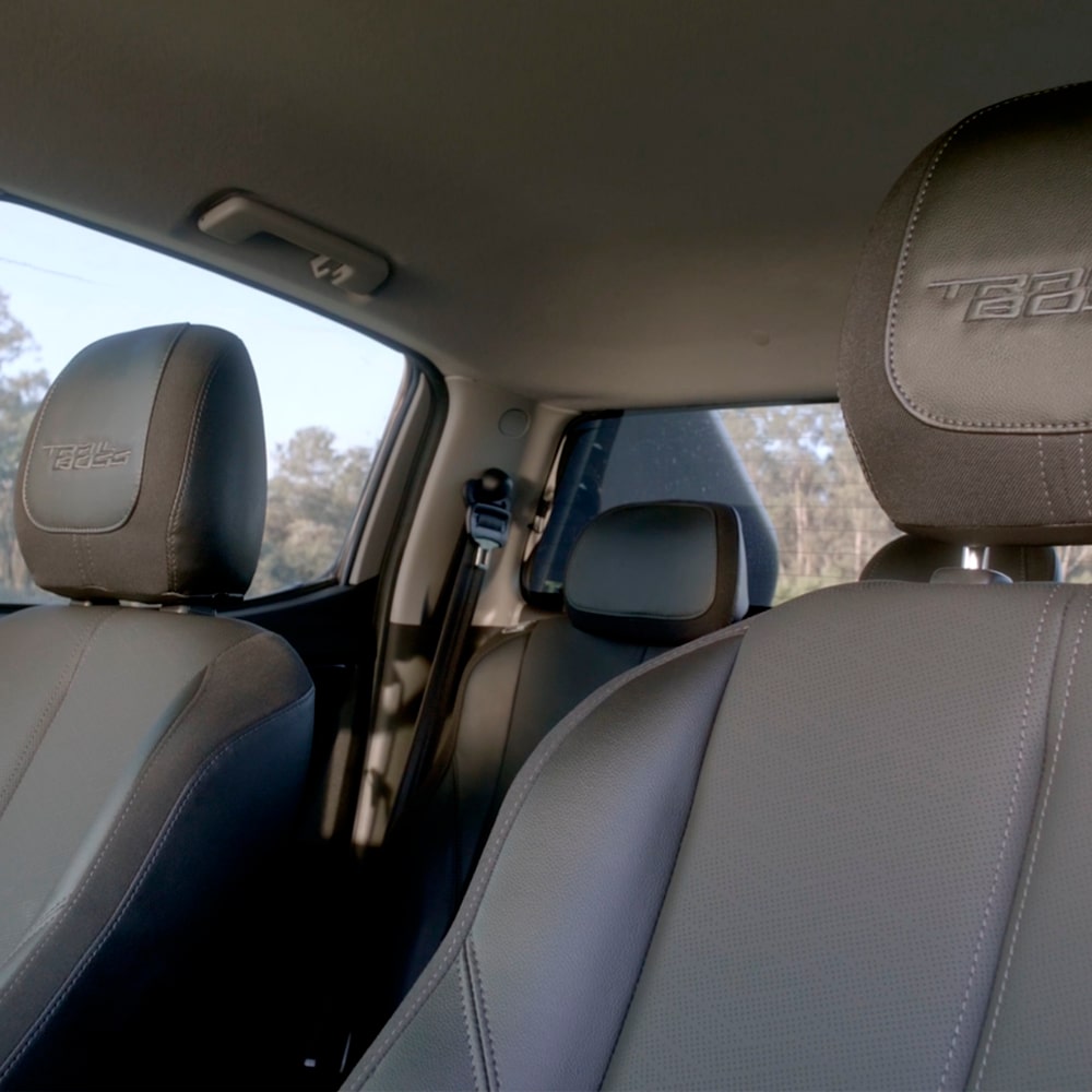 Foto interna da Chevrolet S10 Trail Boss com foco nos bancos do motorista e passageiro.