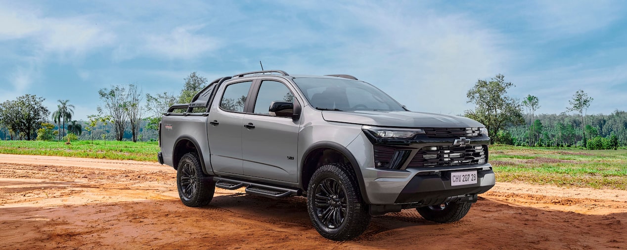 Chevrolet S10 Trail boss estacionado em uma estrada de terra. Ao fundo, temos uma vegetação com algumas árvores. No canto superior esquerdo, o texto: "S10 Trail Boss - Viva no modo Boss". No canto inferior direito, o botão: "Solicitar Contato".