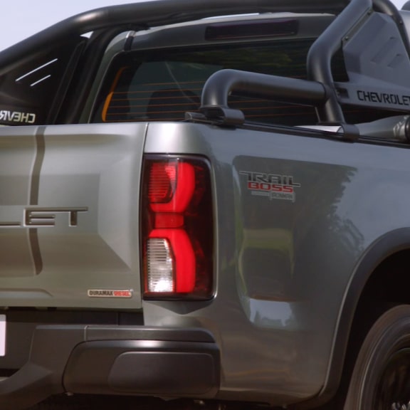 Destaque para a traseira da Chevrolet S10 Trail Boss com foco nos detalhes exclusivos como a lanterna traseira.