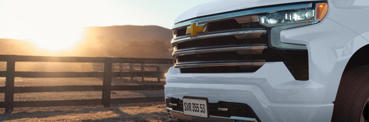 Grade frontal da Chevrolet SIlverado em foto ambientada para a página de acessórios originais da respectiva picape.