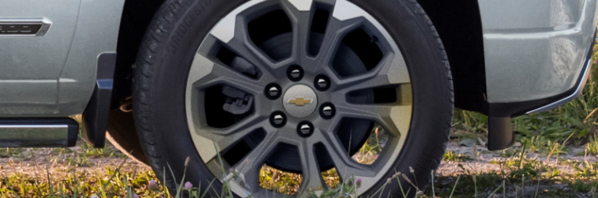 Detalhe da roda da Chevrolet Silverado em fotografia ambientada para a página de acessórios originais da respectiva picape.