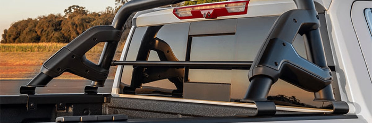 Detalhe do Santo Antônio instalado na caçamba da Chevrolet Silverado em fotografia ambientada para a página de acessórios originais da respectiva picape.