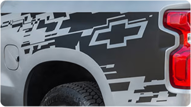 Imagem da caçamba da nova picape Chevrolet Silverado, personalizada com adesivo da Chevrolet.