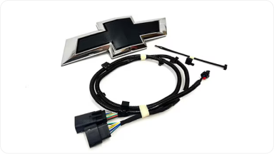 Gravata, logo frontal da Chevrolet, iluminada com luz neon em volta, vendido como acessório.