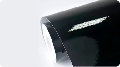 Imagem mostrando um rolo de pelicula preto brilhante para envelopamento da picape.