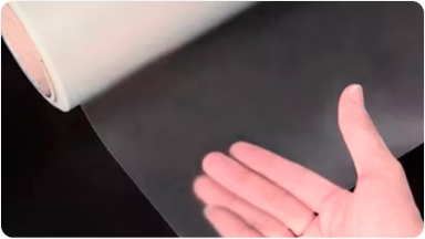 Imagem mostrando um rolo de pelicula transparente e fosco para envelopamento da picape.