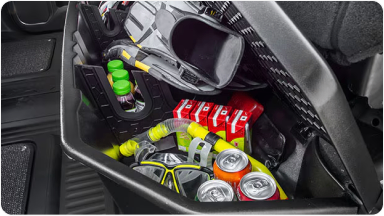 Imagem do interior da nova picape Chevrolet Silverado, destacando compartimento organizador localizado sob o assento.