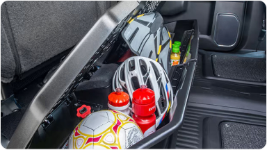 Imagem do interior da nova picape Chevrolet Silverado, destacando compartimento organizador localizado sob o assento.