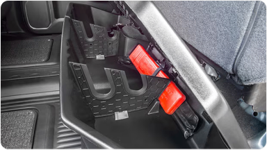 Imagem do interior da nova picape Chevrolet Silverado, destacando compartimento organizador localizado sob o assento.