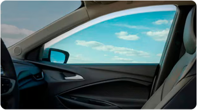 Imagem mostrando o interior do carro, destacando o acessório película de vidro, instalado na janela do passageiro. 