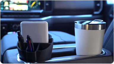 Imagem do interior da nova picape Chevrolet Silverado, destacando o acessório porta copos.