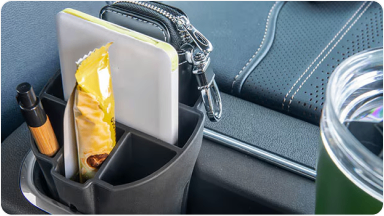 Imagem do interior da nova picape Chevrolet Silverado, destacando os acessórios organizador e porta copos.