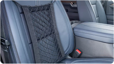 Imagem do interior da nova picape Chevrolet Silverado, destacando o acessório rede de proteção para bancos, localizado no encosto do banco do passageiro.