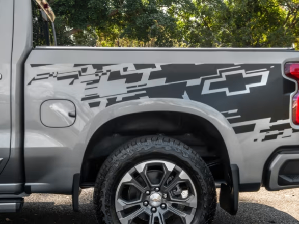 Imagem da caçamba da nova picape Chevrolet Silverado, personalizada com adesivo da Chevrolet.