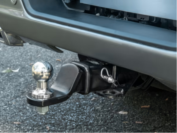 Imagem mostrando o acessório \"engate\", na traseira da nova picape Chevrolet Silverado.