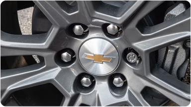 Imagem da roda da nova picape Chevrolet Silverado, destacando o acessório \"trava de rodas\".