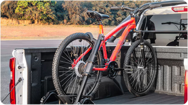 Imagem de uma bicicleta sobre o suporte de bike, dentro da caçamba da nova picape Chevrolet Silverado.