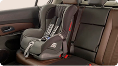 Imagem do interior da nova picape Chevrolet Silverado, mostrando a cadeirinha de banco para crianças.