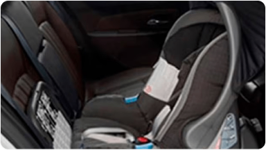 Imagem do interior da nova picape Chevrolet Silverado, mostrando a cadeirinha de banco para crianças.