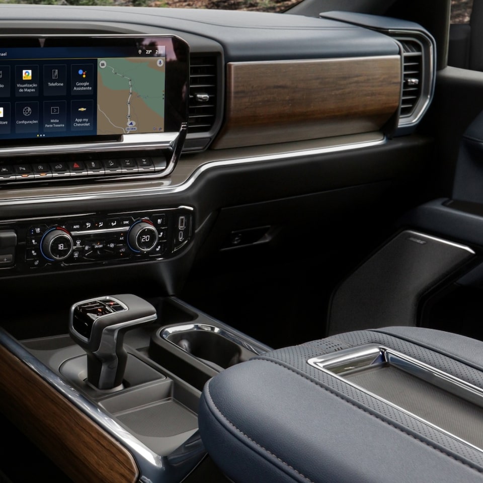 Imagem interna da Silverado focando no câmbio automático e painel.