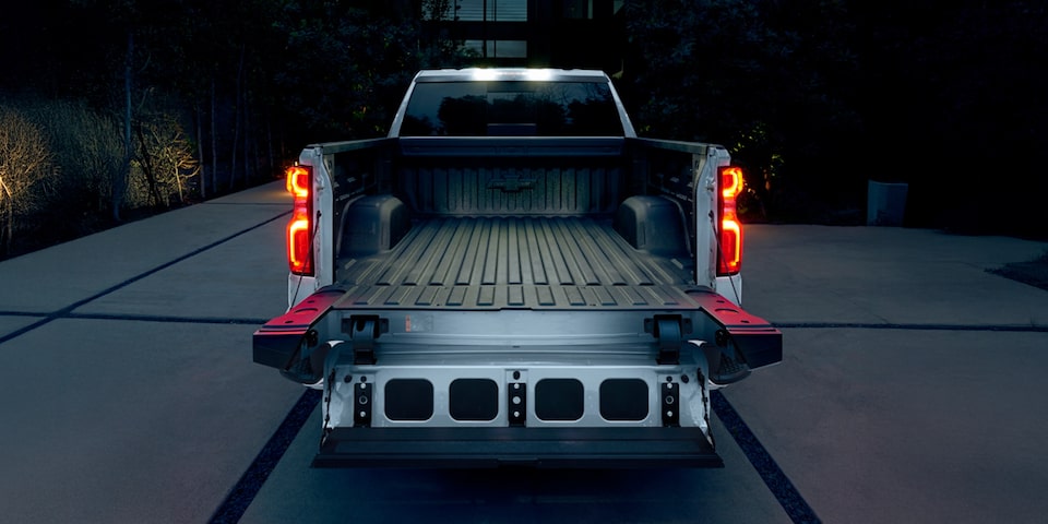 Vista traseira da caçamba aberta da Silverado.