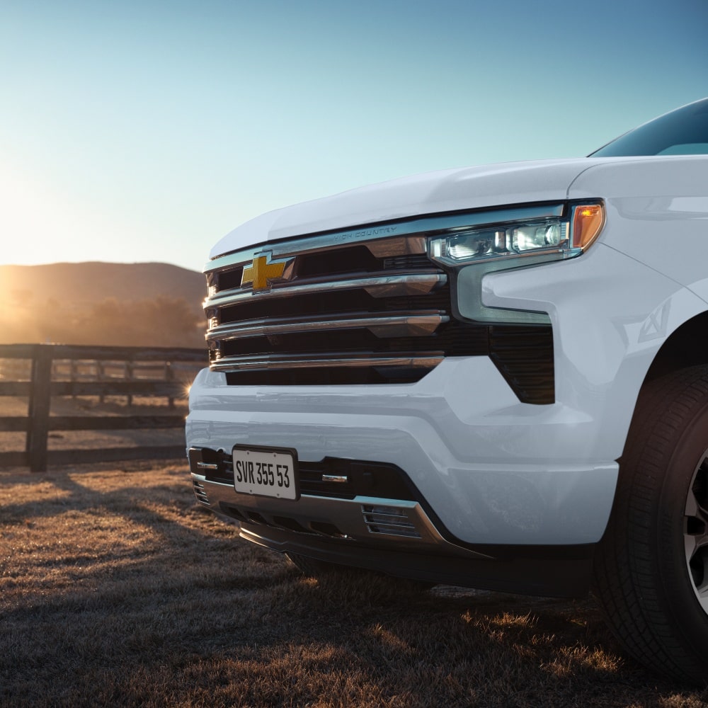 Imagem em detalhes da grade frontal e farol da Silverado