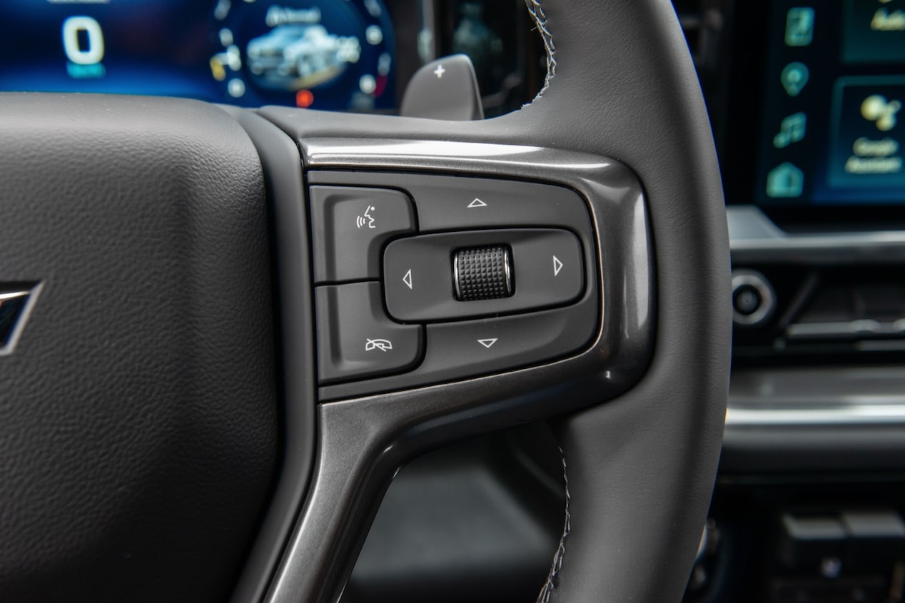 Imagem com foco nos os botões do volante. 