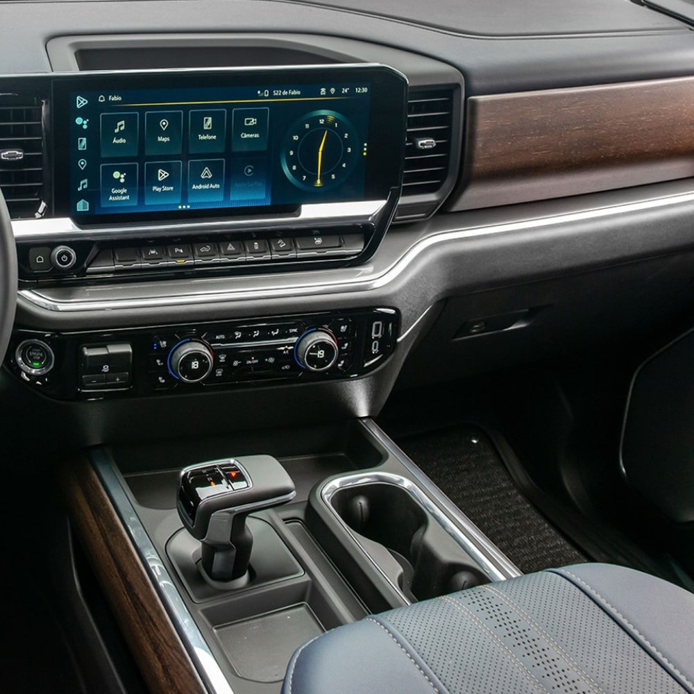 Imagem do painel e do câmbio automático da Silverado High Country.