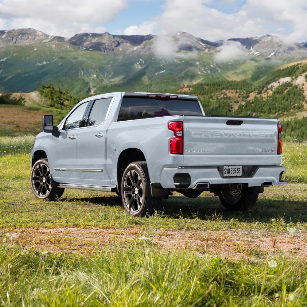 Imagem traseira mostrando a caçamba da Silverado