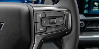 Imagem com foco nos os botões do volante. 