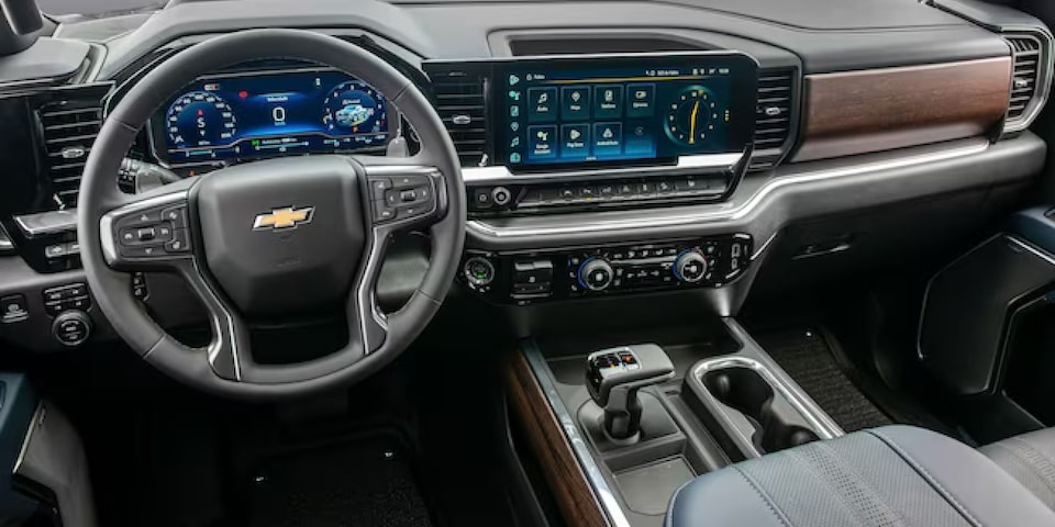 Imagem do painel e do câmbio automático da Silverado High Country.