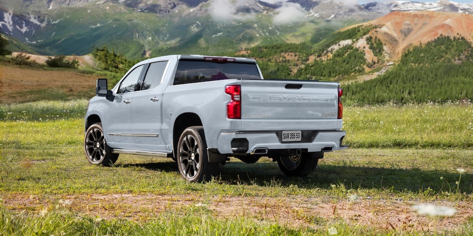 Imagem traseira mostrando a caçamba da Silverado