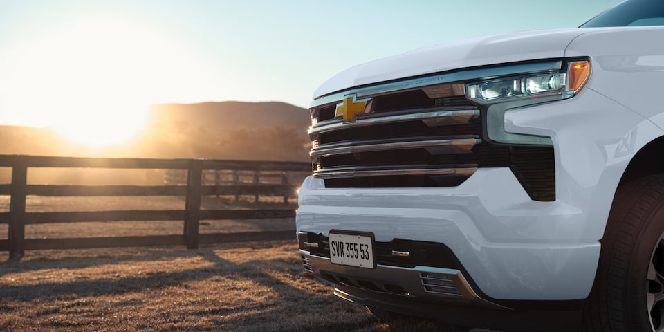 Imagem em detalhes da grade frontal e farol da Silverado