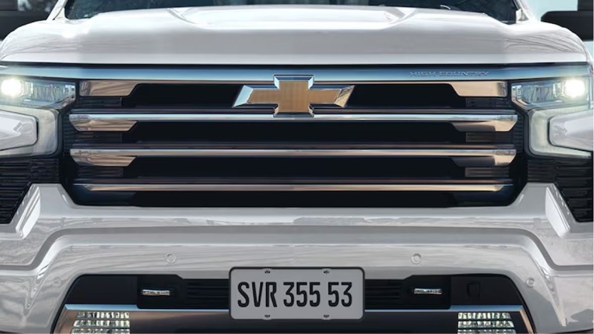Imagem frontal da Silverado High Country com foco na grade dianteira, que foi pensada para uma aerdinâmica superior.
