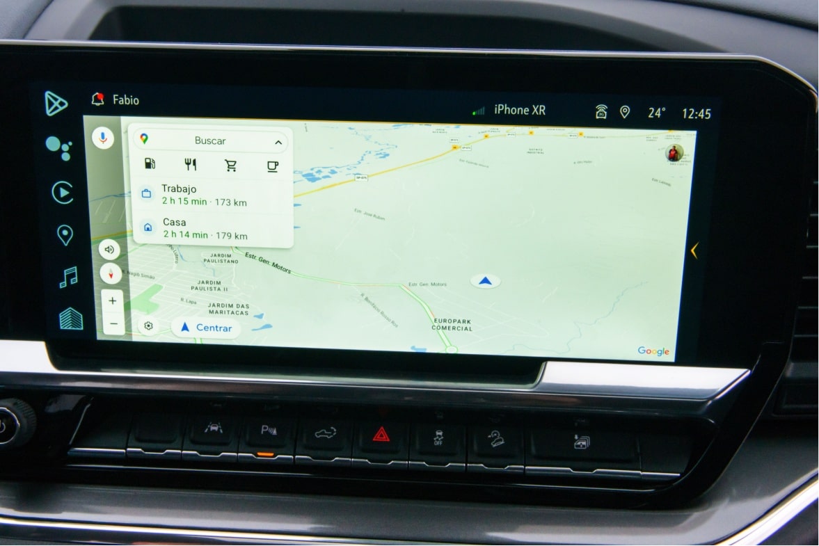 Imagem interna da Nova Silverado, com foco na central multimídia MyLink de 13.4" - a maior da categoria.