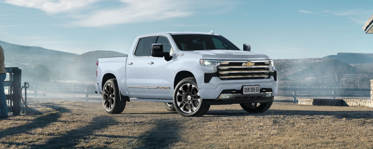 Chevrolet Silverado High Country em imagem ambientada no campo.