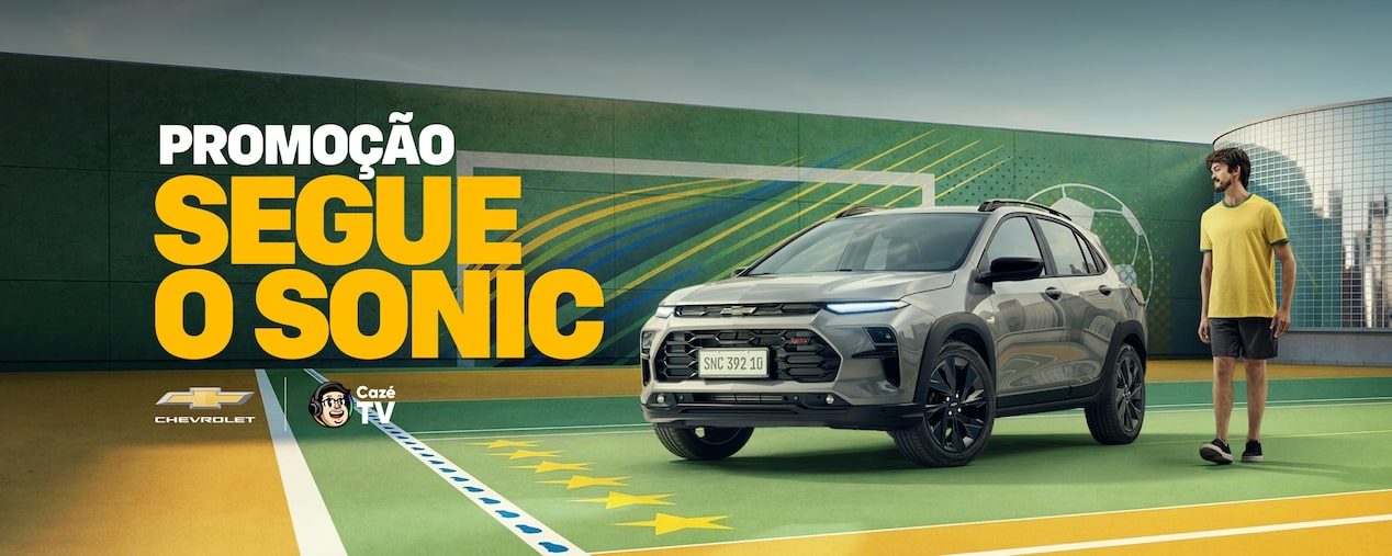 Carro Chevrolet Sonic em campanha promocional Segue o Sonic com cenário de pista e chamada para participação