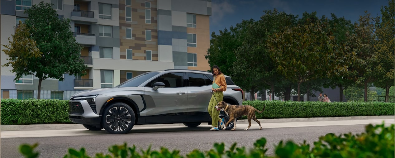 Banner de Termos e Condições do GM Rewards com o Chevrolet Blazer EV em rua residencial arborizada e destaque para informações sobre regras, pontos e benefícios do programa.
