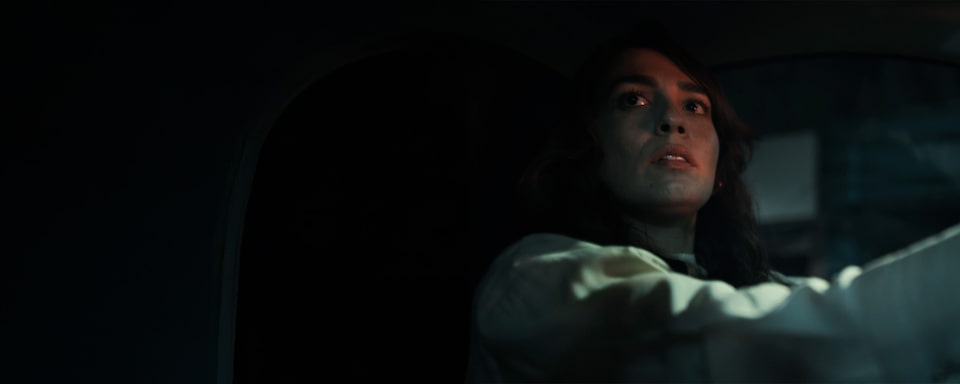 Uma pessoa olhando para o retrovisor interno enquanto dirige o carro de noite. Texto de apoio: OnStar. Tecnologia que cuida de você. Dois botões clicáveis. O primeiro com o texto: conhecer planos e o segundo com assinar plano.